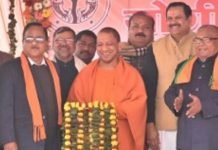 गोरखपुर पहुंचे CM