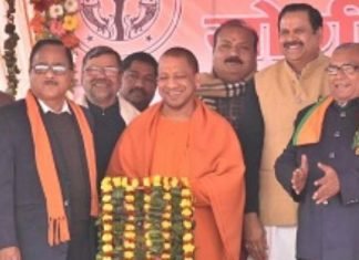 गोरखपुर पहुंचे CM