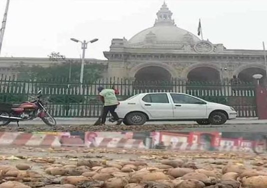 कोहरे में CM आवास से लेकर विधानसभा के बाहर किसान फेंक गए आलू, सोता रहा सिस्टम नाराज किसान