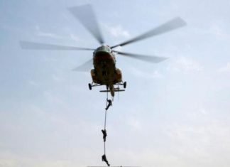 आर्मी-डे की रिहर्सल के दौरान हेलीकॉप्टर की रस्सी लेकर गिरे तीन जवान आर्मी-डे की रिहर्सल