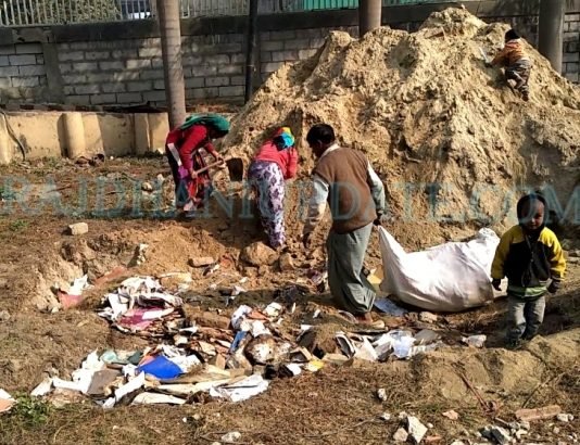 बदला स्टाइल, एलडीए में अब फाइलें जलाई नहीं दफनाई जा रही, देखें वीडियो एलडीए में फाइलें दफनाई