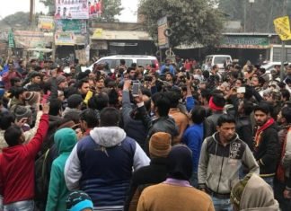 हत्या व डकैतियों के बाद पुलिस के रवैये से नाराज ग्रामीणों ने मलिहाबाद बाजार बंद कराकर की नारेबाजी डकैती के विरोधी में बंदी