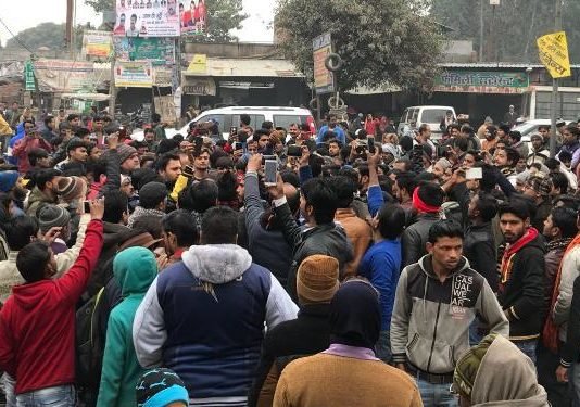 हत्या व डकैतियों के बाद पुलिस के रवैये से नाराज ग्रामीणों ने मलिहाबाद बाजार बंद कराकर की नारेबाजी डकैती के विरोधी में बंदी