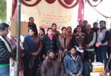 आखिर कब जागेंगे जिम्मेदार! भिक्षा मांगने व सिर मुंडवाने के बाद अब आमरण अनशन पर बैठे प्रशिक्षु शिक्षक प्रशिक्षु शिक्षकों का अनशन