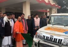 योगी की हरी झंडी के बाद चल पड़ा स्वच्छता रथ, खुले में शौच करने वालों को सीटी बजाकर करेगा जागरूक स्वच्छता रथ