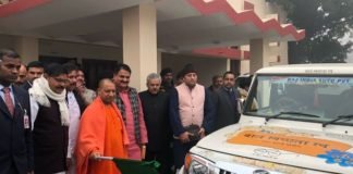 योगी की हरी झंडी के बाद चल पड़ा स्वच्छता रथ, खुले में शौच करने वालों को सीटी बजाकर करेगा जागरूक स्वच्छता रथ