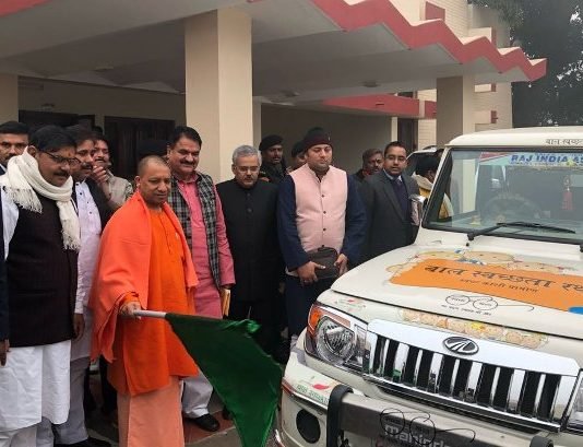 योगी की हरी झंडी के बाद चल पड़ा स्वच्छता रथ, खुले में शौच करने वालों को सीटी बजाकर करेगा जागरूक स्वच्छता रथ