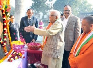 जाने नेताजी की प्रतिमा पर माल्यापर्ण कर राज्यपाल और योगी ने कही कौन सी खास बातें राज्यपाल और योगी