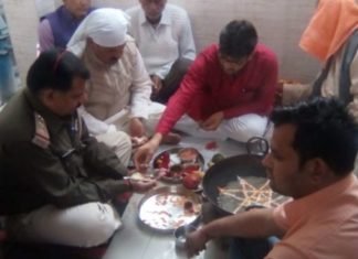 गजब! अपराध नियंत्रण के लिए भाजपा नेताओं के साथ पुलिस ने किया थाने में हवन अपराध नियंत्रण