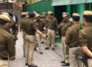जांच के लिए CM आवास पहुंची पुलिस और फॉरेंसिक टीम, केजरीवाल ने उठाया ये सवाल केजरीवाल का घर