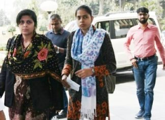 योगी से मिलकर परिजनों ने की मांग चंदन को मिले शहीद का दर्जा चंदन के परिजन