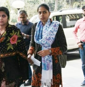 योगी से मिलकर परिजनों ने की मांग चंदन को मिले शहीद का दर्जा चंदन के परिजन