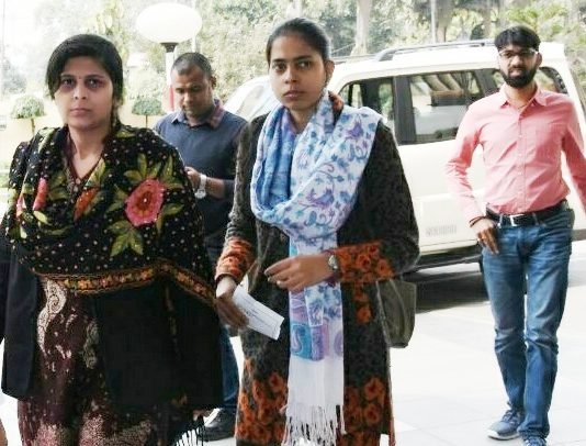 योगी से मिलकर परिजनों ने की मांग चंदन को मिले शहीद का दर्जा चंदन के परिजन