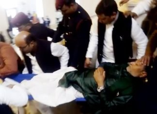 विधानसभा में भाषण देते समय नेता प्रतिपक्ष की तबियत बिगड़ी, भर्ती, सदन स्थगित, देखें वीडियो नेता प्रतिपक्ष की तबियत बिगड़ी