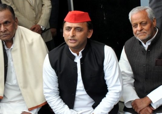 अखिलेश का हमला, समाजवादियों पर आपत्तिजनक बयान देने के लिए माफी मांगे मुख्यमंत्री बेनी प्रसाद वर्मा