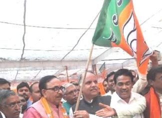 फूलपुर में कमल खिलाने के लिए महेंद्र पाण्डेय ने रवाना किया विकास रथ विकास रथ