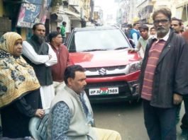 कैसरबाग में दिनदहाड़े होटल संचालक की कार का शीशा तोड़कर पार कर दिए तीन लाख कार का शीशा तोड़कर टप्पेबाजी