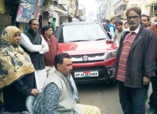 कार का शीशा तोड़कर टप्पेबाजी