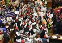 UP: बजट सत्र में हंगामा, राज्यपाल पर कागजी गोलाबारी, सदन स्थगित बजट सत्र में हंगामा