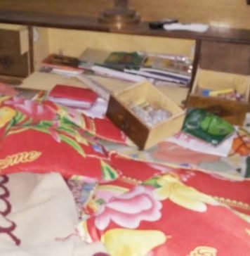 घर में चोरी की शिकायत पर चौकी इंचार्ज ने कहा FIR कराओगे तो नहीं होगी कार्रवाई, मुंशी निकला एक कदम आगे… पुलिस के पैंतरें