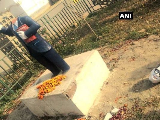 इलाहाबाद में असामाजिक तत्वों ने तोड़ दी बाबा साहब की प्रतिमा, लोगों में रोष बाबा साहब की प्रतिमा