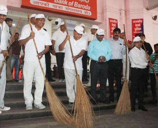 DGP ने चारबाग में चलाया स्वच्छता अभियान, देंखे तस्वीरें डीजीपी झाड़ू