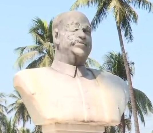 अब कोलकाता में श्यामा प्रसाद मुखर्जी की मूर्ती की गयी क्षतिग्रस्त, कालिख भी पोती श्यामा प्रसाद मुखर्जी