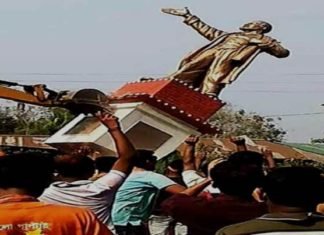 गिराई गई लेनिन की मूर्ति