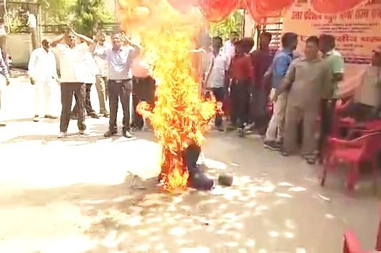 अधिकारियों की अनदेखी पर अब वाणिज्य विभाग कर्मियों ने फूंका पुतला, बनाई ये रणनीति, देखें वीडियो चतुर्थ श्रेणी कर्मचारियों की समस्याएं
