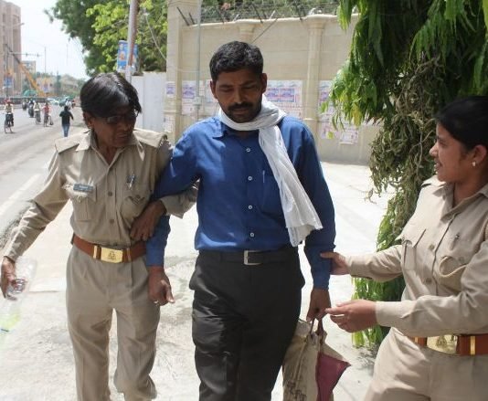 पुलिस में सुनवाई न होने से परेशान युवक ने विधानसभा पर किया आत्मदाह का प्रयास आत्मदाह का प्रयास