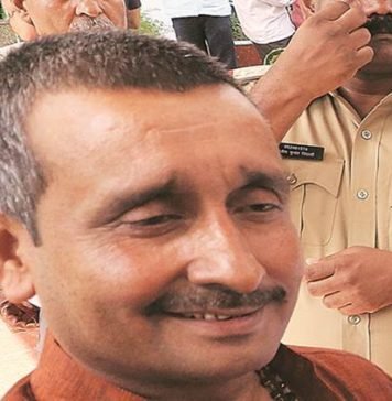 गैंगरेप पीड़िता के एक्सिडेंट मामले में विधायक कुलदीप सेंगर समेत 30 के खिलाफ हत्या व साजिश रचने का मुकदमा दर्ज संगीता सेंगर