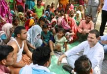अमेठी दौरे पर पहुंचे राहुल, कहीं झेला विरोध तो कहीं जमीन पर बैठ जाना लोगों का दर्द अमेठी दौरे पर राहुल