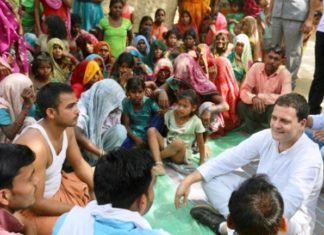 अमेठी दौरे पर पहुंचे राहुल, कहीं झेला विरोध तो कहीं जमीन पर बैठ जाना लोगों का दर्द अमेठी दौरे पर राहुल