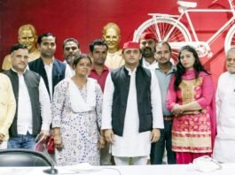 शिक्षामित्रों से मिलने के बाद अखिलेश ने योगी सरकार के सामने उठाई उनकी ये मांगें अखिलेश यादव से मिले शिक्षामित्र