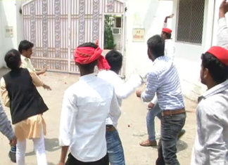 राजभर के विवादित बोल पर भड़के सपाईयों ने घर पर फेंके टमाटर, नेम प्लेट भी तोड़ी, देखें वीडियो राजभर के विवादित बोल
