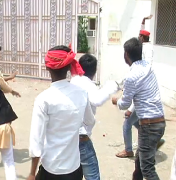 राजभर के विवादित बोल पर भड़के सपाईयों ने घर पर फेंके टमाटर, नेम प्लेट भी तोड़ी, देखें वीडियो राजभर के विवादित बोल