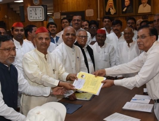 सपा से विधान परिषद जाएंगे नरेश उत्तम, दाखिल किया नामांकन विधान परिषद