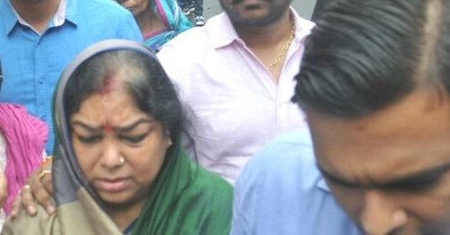 उन्नाव गैंगरेप: DGP से मिलने के बाद भाजपा विधायक की पत्नी ने कहा पति व पीड़िता का कराया जाए नार्को टेस्ट संगीता सेंगर