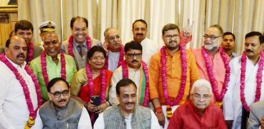 विधान परिषद के दस नवनिर्वाचित सदस्यों ने ली शपथ, नहीं पहुंचे सपा, बसपा के सदस्य विधान परिषद की शपथ