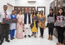 अखिलेश ने मारी बाजी, योगी सरकार से पहले बांटा मेधावियों को लैपटॉप अखिलेश ने मारी बाजी