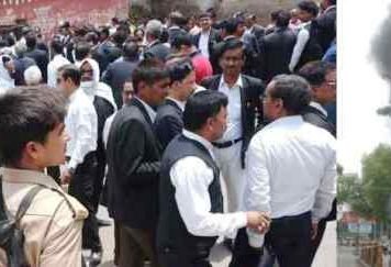 इलाहाबाद: वकील की दिनदहाड़े गोली मारकर हत्या, साथियों ने फूंकी बस, घटनास्थल के पास से गुजरे थे DGP वकील की हत्या