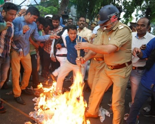 शपथ ग्रहण के विरोध में लखनऊ में कांग्रेसियों ने फूंका अमित शाह का पुतला अमित शाह का पुतला