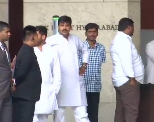 कांग्रेस-जेडीएस के विधायक बस से रात भर सफर कर पहुंचे हैदराबाद कांग्रेस-जेडीएस