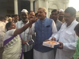 कर्नाटक की जीत पर लखनऊ में भी कांग्रेसियों ने मनाया जश्न कांग्रेसियों ने मनाया जश्न