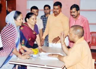 गोरखपुर दौरे पर पहुंचे योगी ने सुनी फरियादियों की समस्याएं, अधिकारियों को दिए निर्देश जनता दर्शन