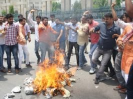 विधानसभा के सामने ABVP ने फूंका योगी के मंत्री का पुतला, लगाएं गंभीर आरोप ओम प्रकाश राजभर का पुतला