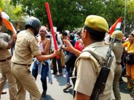 नहीं मिले योगी तो भड़के बीएड टीईटी अभ्यर्थियों ने आरपी सिंह से भी मिलने से किया मना, शर्त भी रखी बेसिक शिक्षा सचिव आरपी सिंह