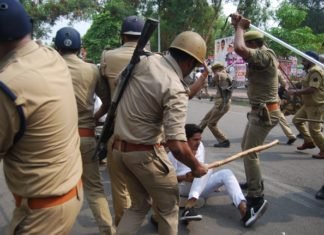 “भारत बचाओं” कार्यक्रम के बाद प्रदर्शन कर रहे कांग्रेसियों को पुलिस ने दौड़ा-दौड़ा कर पीटा, कई घायल कांग्रेसियों को पुलिस ने दौड़ा-दौड़ा कर पीटा