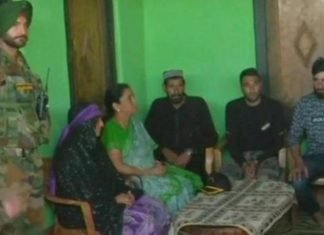 शहीद औरंगजेब के परिजनों से मिलकर बोली रक्षा मंत्री, यह परिवार देश के लिए है प्रेरणा शहीद औरंगजेब