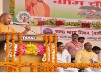 ग्रामीणों से मिलकर बोले योगी, पिछली सरकारों के एजेंडे में नहीं था गांव, गरीब और किसान ग्राम चौपाल